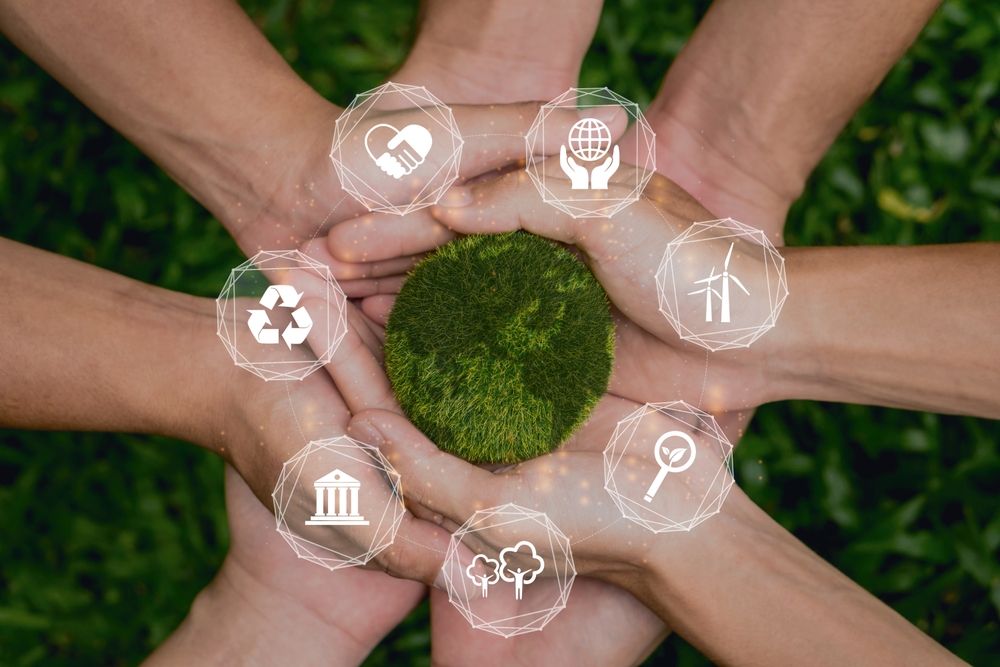 Concepto de ESG de medio ambiente, social y gobernabilidad.Grupo de personas que sostienen tierras verdes con ícono de ESG.
