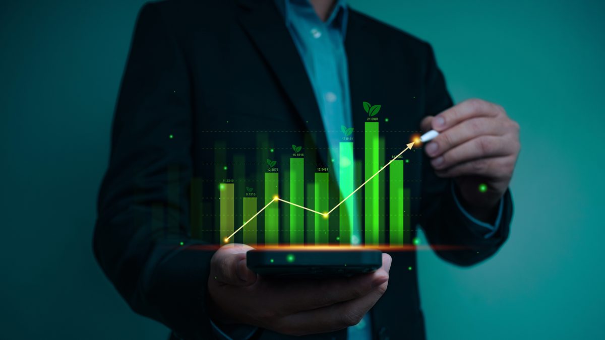 Empresario utiliza portátiles que analizan el crecimiento de la empresa de sostenibilidad con gráficos virtuales digitales