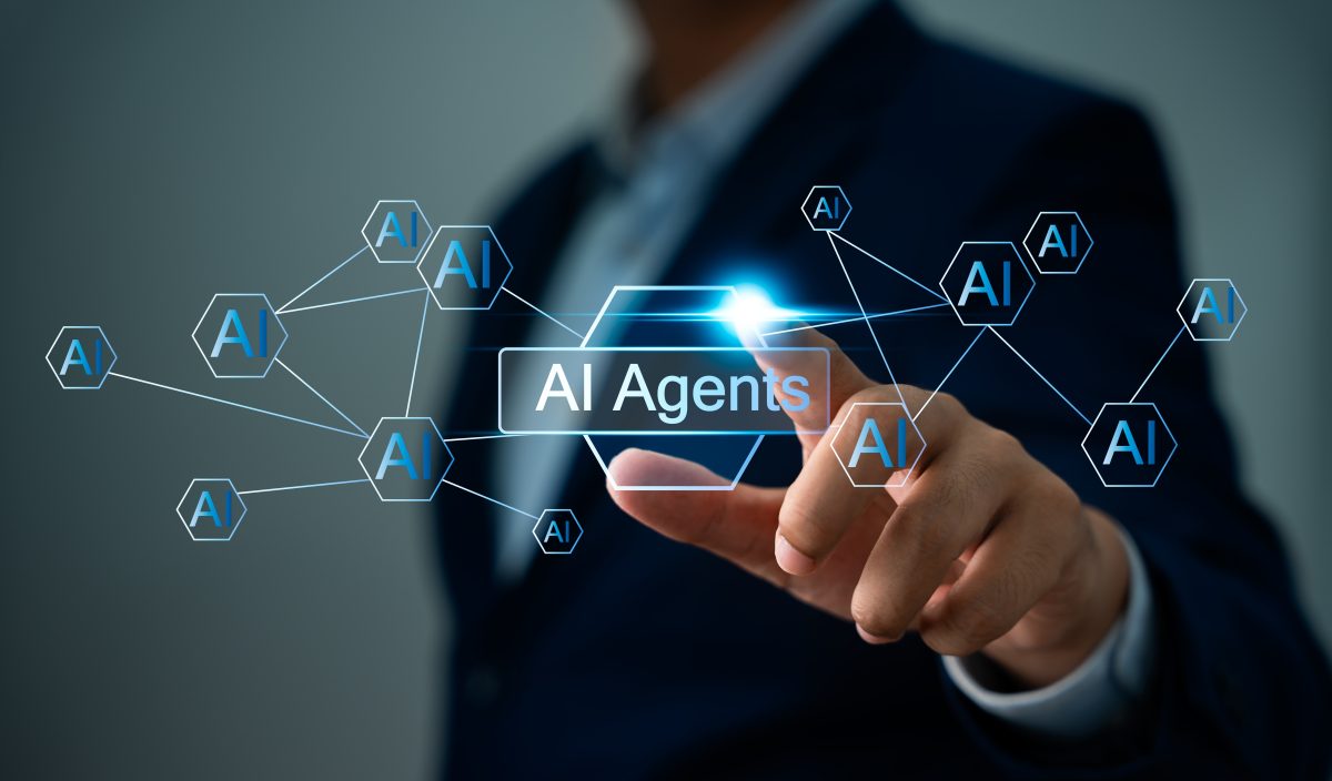 Hombre de negocios con agentes de IA