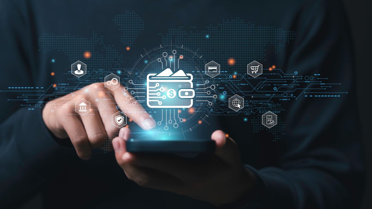 Persona que utiliza su smartphone para el pago en línea por la cartera digital.