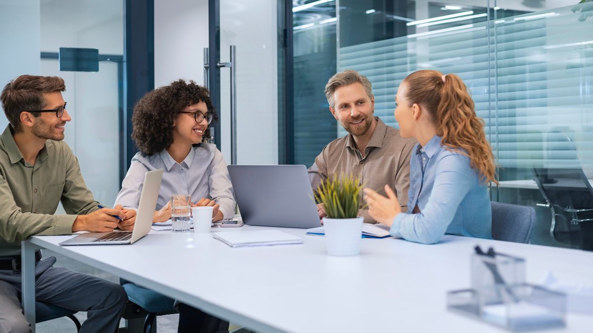 Equipo de trabajo adoptando nuevas tecnologías