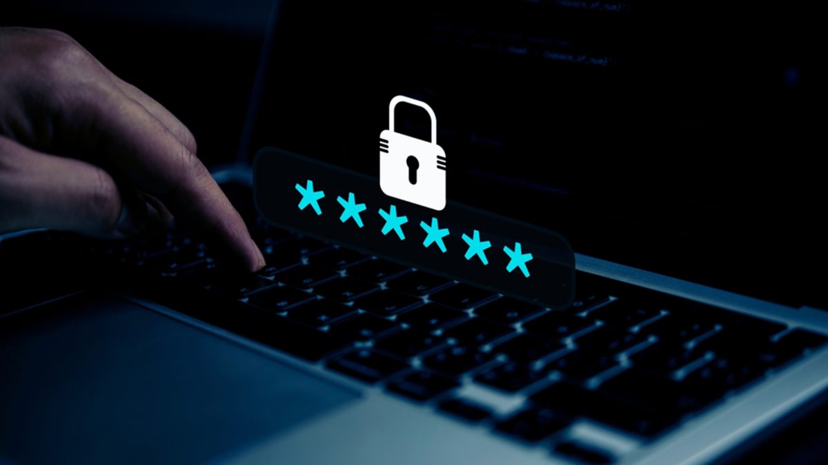 Imagen de una computadora segura con un candado virtual