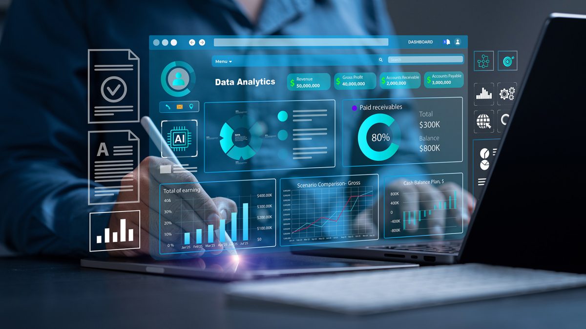 Hombre manejando una plataforma de datos